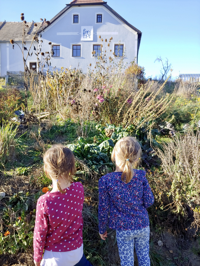 Kinder im Permakulturgarten | © @glueckstopf