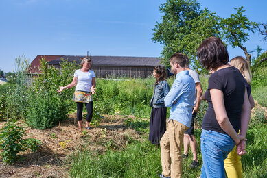 Sigrid Drage bei einer Führung über den Frei-Hof | © SONNENTOR/@nudlholz.at