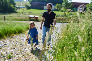 Vater und Tochter erkunden den Frei-Hof | © SONNENTOR/@nudlholz.at