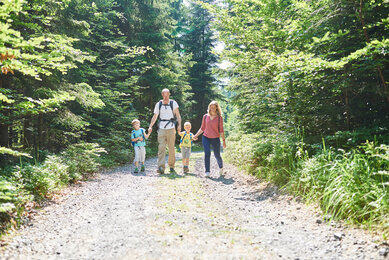 Familie entdeckt gemeinsam den SONNENTOR Kräuterwanderweg | © SONNENTOR/@nudlholz.at