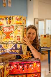 Eine Mitarbeiterin von SONNENTOR mit der Überverpackung des neuen XL-Adventkalenders! | © SONNENTOR