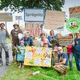 Das Foto zeigt einige SONNENTOR Mitarbeiter und Kinder beim Demonstrieren für das Klima in Sprögnitz. | © SONNENTOR