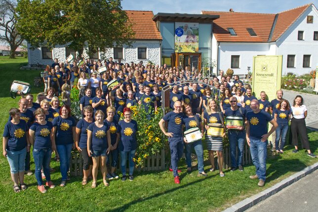 Gruppenfoto der SONNENTOR Mitarbeiter 2018 | © SONNENTOR