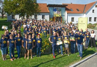 Gruppenfoto der SONNENTOR Mitarbeiter 2018 | © SONNENTOR