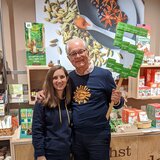 Das Bild zeigt die Franchisepartner des SONNENTOR Geschäfts Wien Neubaugasse bei ihrem 5-jährigen Jubiläum | © SONNENTOR