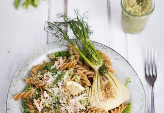 Auf dem Foto sieht man ein Teller Pasta mit Grünkohlpesto. Darauf sind Limettenstücke und Fenchel zu sehen.  | © SONNENTOR