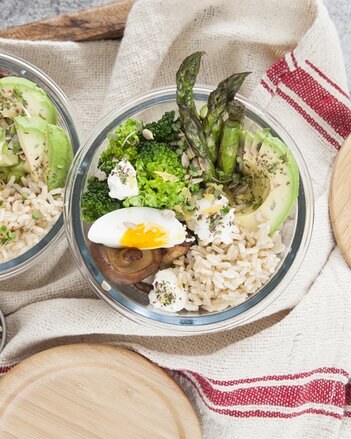 Auf dem Foto sind zwei Green Bowls zu sehen. Daneben sieht man auch eine Schüssel mit Kernen und Wassermelonen. | © SONNENTOR