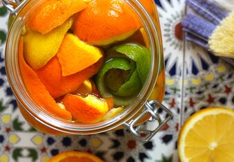 Auf dem Foto ist ein Glas mit dem Zitrusreiniger zu sehen. Darin sind Zitronen, Limetten und Orangen zu sehen. | © SONNENTOR