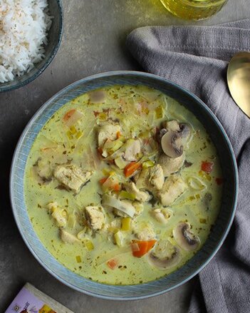 Auf dem Foto sieht man eine Schüssel mit Tom Kah Gai Suppe mit Hühnchen | © SONNENTOR