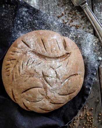 Foto von einem Laib Gewürzbrot. Daneben liegt eine Packung SONNENTOR Gewürzbrot. | © SONNENTOR