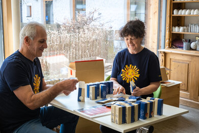 Elias und Mary Bakalis beim Verpacken von Kräutern am Standort Sprögnitz.  | © SONNENTOR