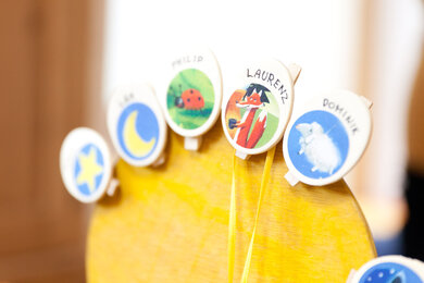 Auf dem Foto sind Namensschilder mit Tierfotos darauf zu sehen. | © SONNENTOR