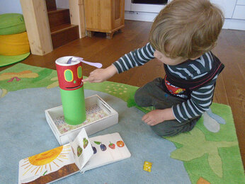 Auf dem Foto sieht man einen Jungen beim Spielen im Sonnenscheinchen. | © SONNENTOR