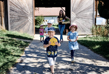 Auf dem Foto sieht man die Kinder vom Sonnenscheinchen auf dem Weg zum Freihof. | © SONNENTOR