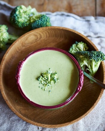 Auf dem Foto ist die Brokkolistrunk-Suppe zu sehen. Daneben sind Brokkoliröschen zu sehen. | © SONNENTOR