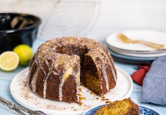 Auf dem Foto ist der Zucchini-Polenta Gugelhupf zu sehen. Ein Stück wurde heraus geschnitten und liegt auf einem Teller davor. | © SONNENTOR