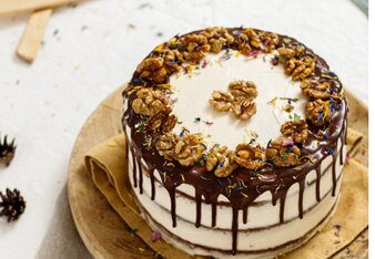 Auf dem Foto sieht man eine Torte mit Walnuss-Ingwer. Die Torte ist mit Schokoglasur und Walnüssen dekoriert. | © SONNENTOR