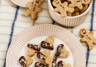 Auf dem Foto sind herzförmige und Lebkuchenmännchen-förmige Maronikekse zu sehen.  | © SONNENTOR