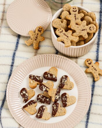 Auf dem Foto sind herzförmige und Lebkuchenmännchen-förmige Maronikekse zu sehen.  | © SONNENTOR