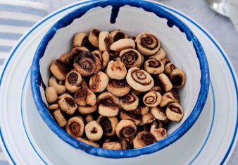 Auf dem Foto ist eine Schüssel mit Mini-Zimtschnecken zu sehen. Die Schüssel hat einen blauen Rand. | © SONNENTOR