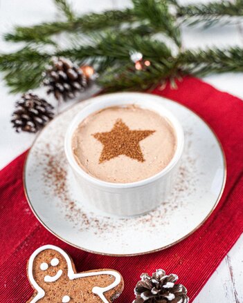 Auf dem Foto ist eine Tasse mit Lebkuchenmousse zu sehen. Darauf ist ein Stern zu sehen. | © SONNENTOR