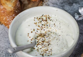 Auf dem Foto ist ein Schüsselchen mit Joghurt-Zitronenpfeffer-Dip zu sehen. | © SONNENTOR