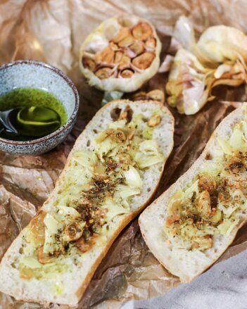 Auf dem Foto sind Baguette mit Knoblauch und Gewürzen zu sehen. | © SONNENTOR