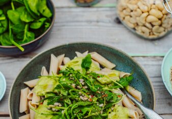 Auf dem Foto sieht man eine Schale mit Pasta. Darauf ist eine grüne Soße mit Rucola darauf zu sehen. | © SONNENTOR