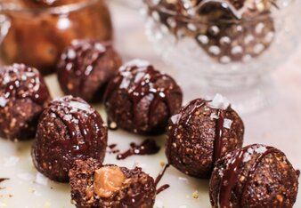 Auf dem Foto sieht man salted caramel brownies truffles. Sie sind mit Schokolade garniert. | © SONNENTOR