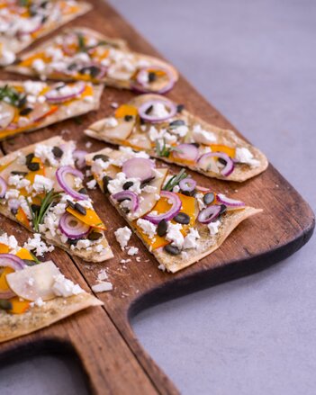 Flammkuchen mit Kürbis, Feta, Birnen und rote Zwiebel. | © FREE MINDED FOLKS