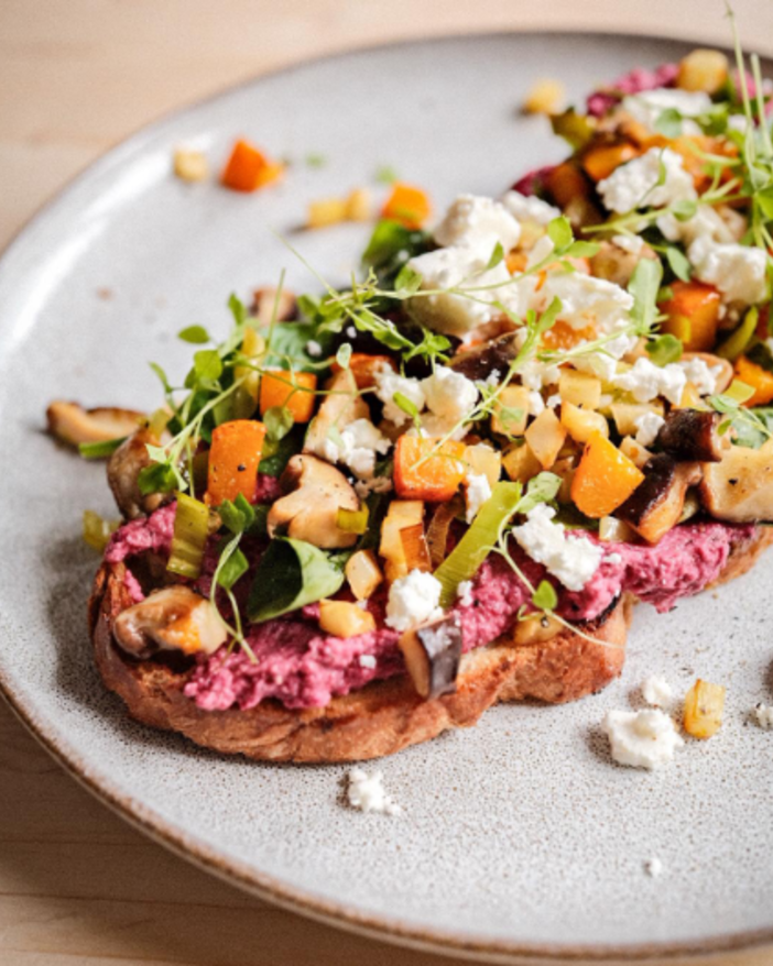 Geröstetes Sauerteigbrot mit Pink Hummus &amp; Wintergemüse