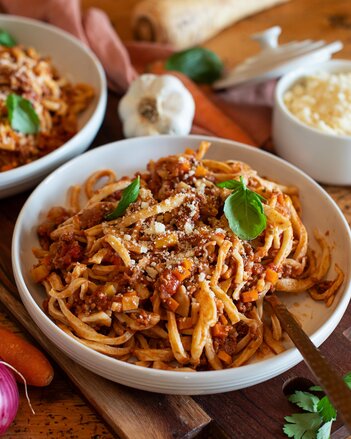 Klassische Bolognese mit handgeschnittenen Nudeln | © SONNENTOR