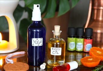 Auf dem Foto sieht man drei verschiedene ätherische Öle und zahlreiche Anwendungsmöglichkeiten wie ein Body Oil oder ein Yoga Spray. | © SONNENTOR