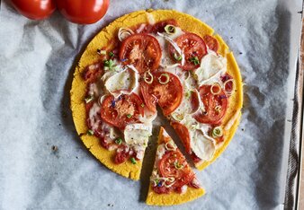 Auf dem Foto ist eine glutenfreie Pizza belegt mit Tomaten zu sehen. | © SONNENTOR