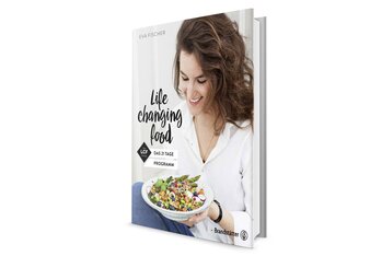 Auf dem Foto ist das Life changing food Buch zu sehen. Auf dem Buch ist eine Frau mit einer bunten Bowl zu sehen. | © SONNENTOR