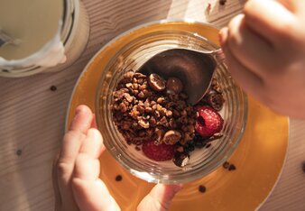 Auf dem Foto sieht man eine Schüssel mit Bio-Bengelchen Knuspermüsli. | © SONNENTOR