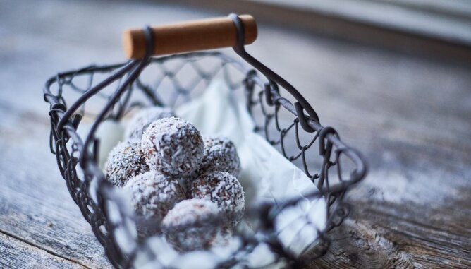 Auf dem Foto sieht man ein Körbchen mit Energy Balls darin.  | © SONNENTOR