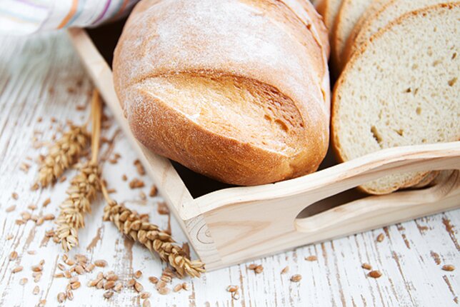 Auf dem Foto sieht man Brot. Daneben liegt Getreide. | © SONNENTOR