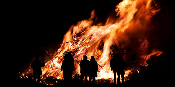 Auf dem Foto sieht man ein Feuer in der Walpurgis Nacht. | © SONNENTOR